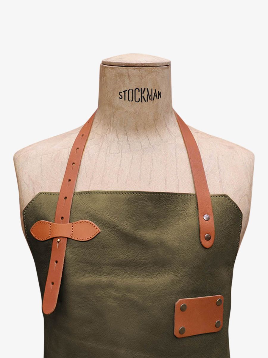 Foto-Vorderansicht-Lederschürze-Gartenarbeit-kaki-LeTablier-aus-Leder-kaki-Paul-Marius-Apron-Leather-K