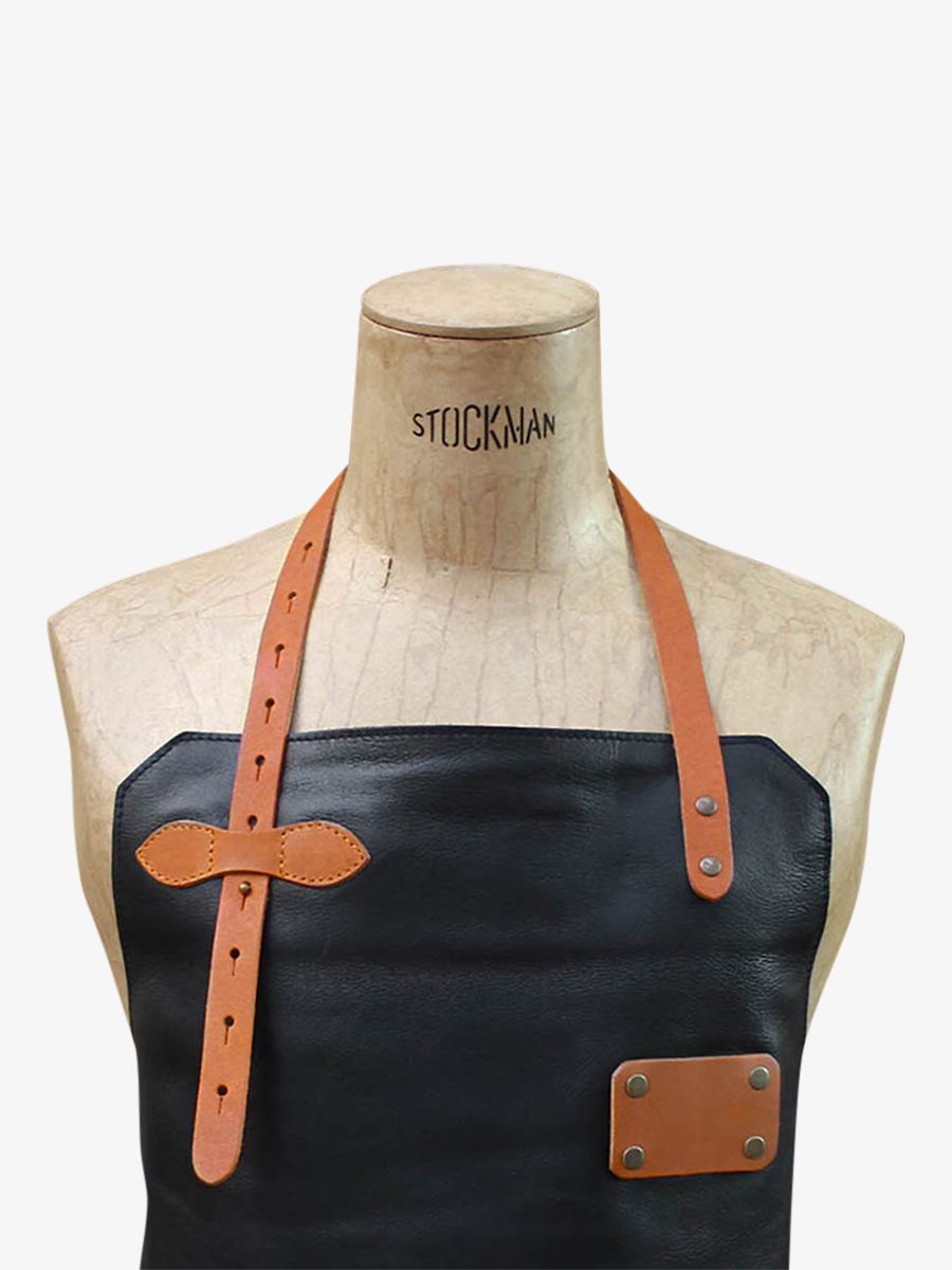 Foto-Vorderansicht-Lederschürze-Gartenarbeit-schwarz-LeTablier-aus-schwarzem-Leder-Paul-Marius-APRON-LEATHER-B