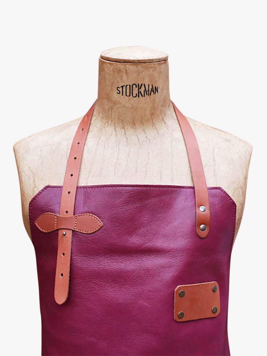 Foto-Vorderansicht-Lederschürze-Gartenarbeit-violett-LeTablier-aus-Leder-Pflaume-Paul-Marius-APRON-LEATHER-P