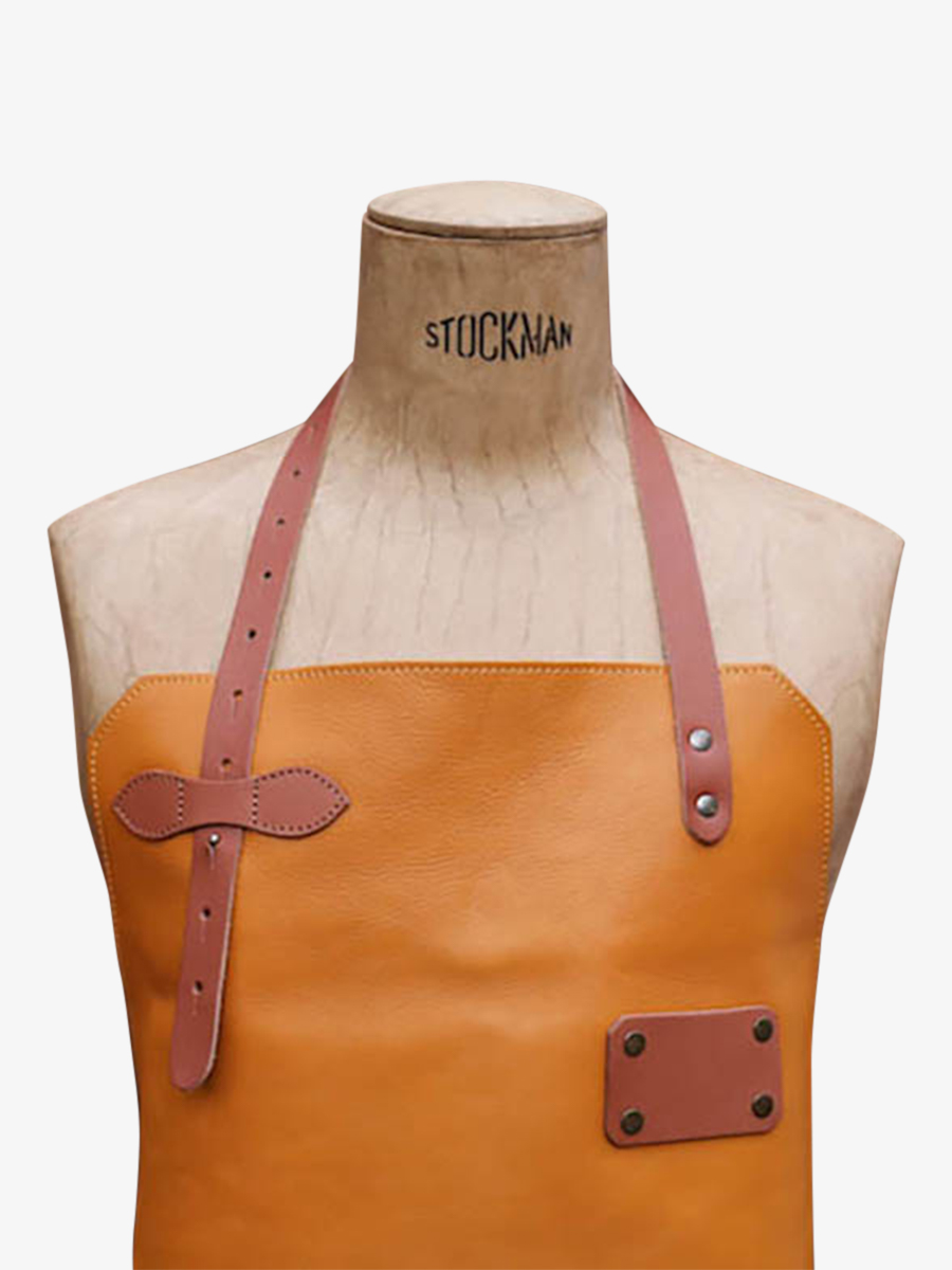 Foto-Vorderansicht-Lederschürze-Gartenarbeit-gelb-LeTablier-aus-Leder-Safran-Paul-Marius-APRON-LEATHER-Y