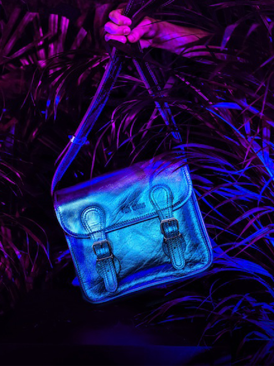 foto-tragegurt-umhängetasche-leder-dame-blau-lasacoche-s-scarabee-paul-marius-m02s10-p-blu