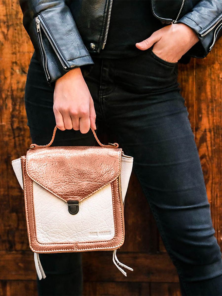 foto-mit-tragen-kleine-umhängetasche-leder-dame-rosa-gold-weiß-mistinguette-rosa-gold-weiß-paul-marius-w20-g-pi-w