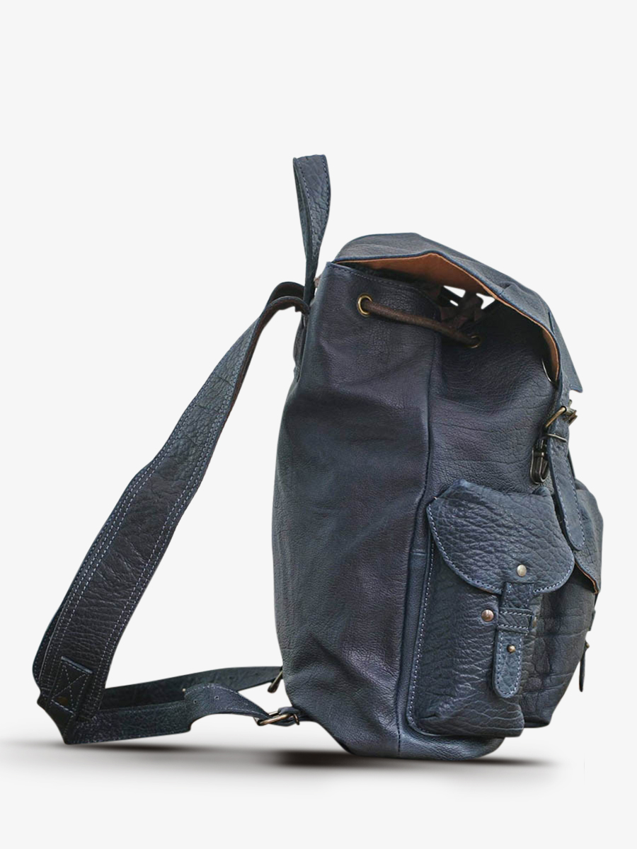 Foto-Seitenansicht-Rucksack-aus-blauem-Leder-Le Méridien Bleu Encre Paul Marius M38 DB