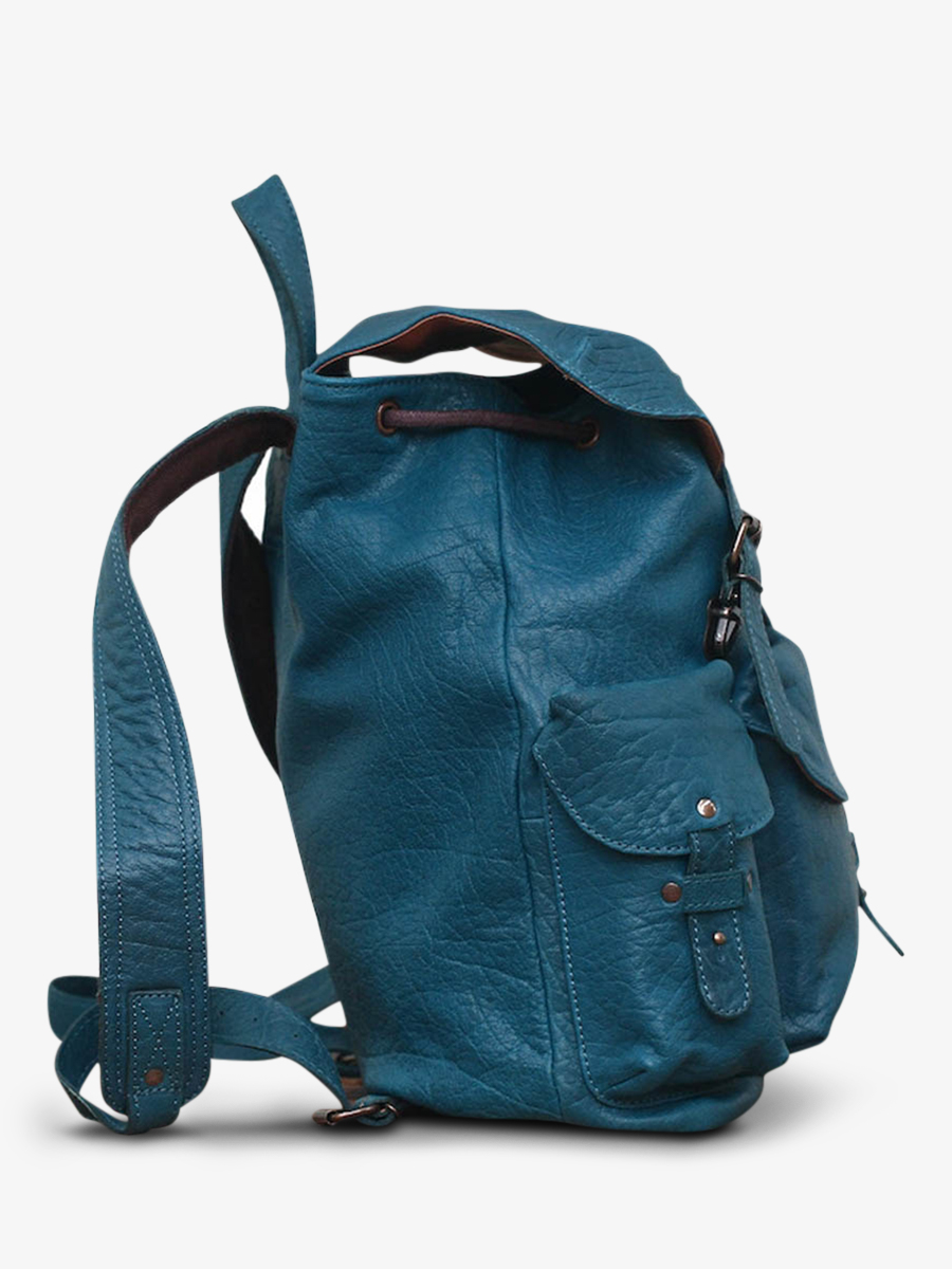 Foto-Seitenansicht-Rucksack-aus-blauem-Leder-Le Méridien Bleu-Pool-Paul Marius-M38-Blu