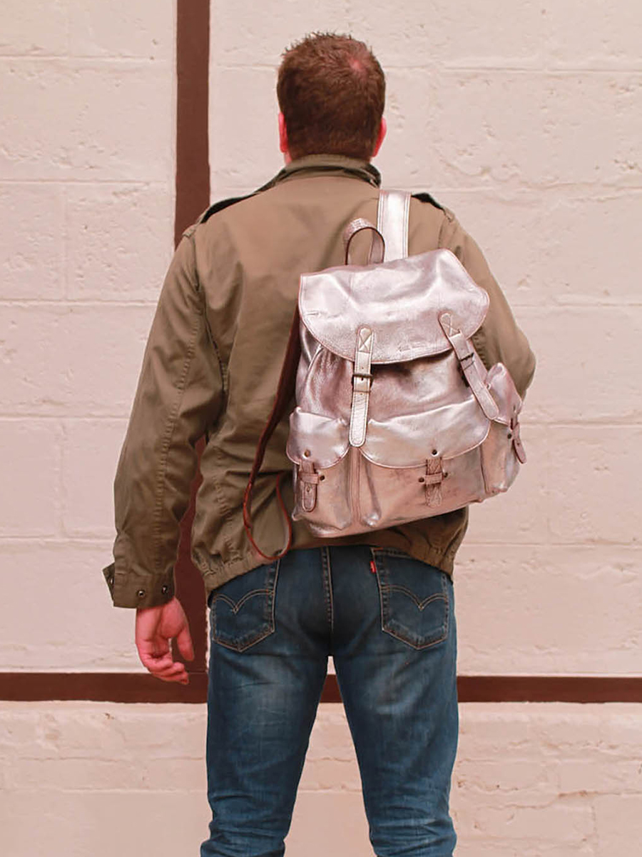 Foto-Tragetasche-Rucksack-aus-Leder-silberfarben-Le Méridien-Bernsteinfarben-silberfarben-Paul Marius-M38-BS