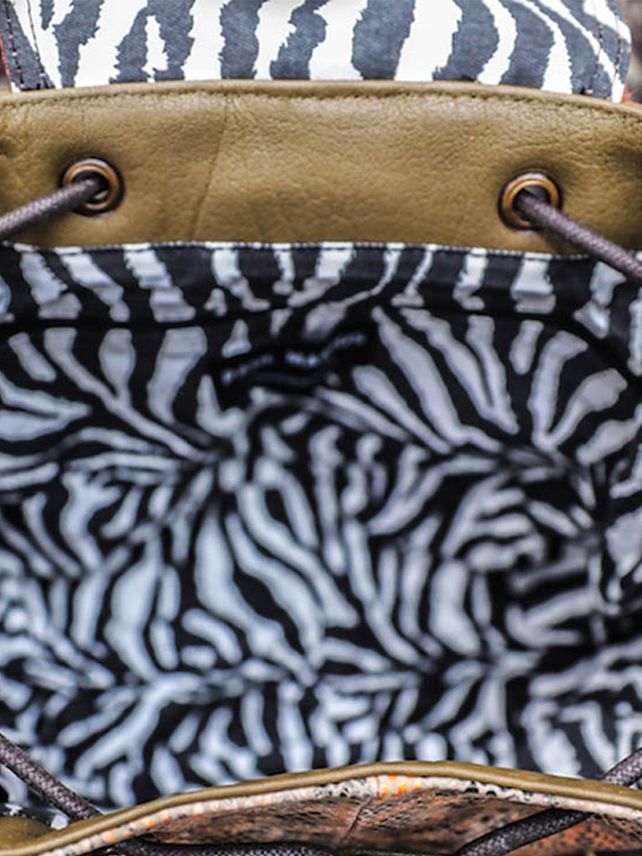 Foto-Seitenansicht-Rucksack-Leder-Damen-orange-grün-LeBaroudeur-Chimère-orange-kaki-Paul-Marius-M40-CH-O-K