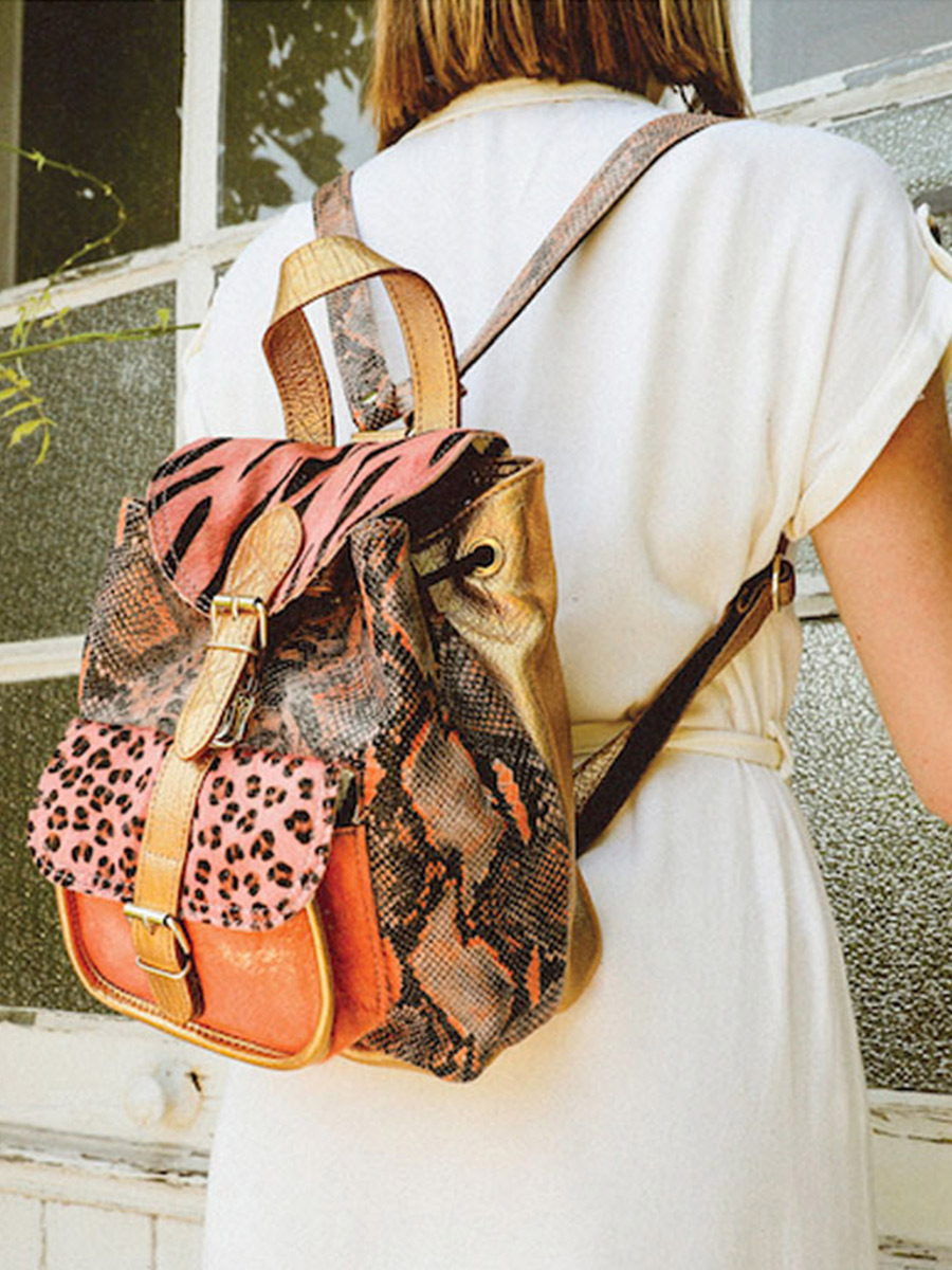 Foto-Seitenansicht-Rucksack-Leder-Damen-rosa-golden-LeBaroudeur-Chimère-rosa-golden-Paul-Marius-M40-CH-PI-G