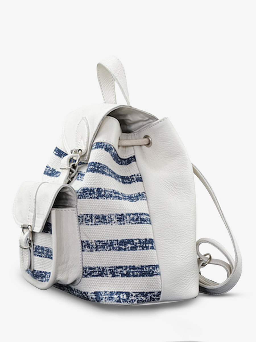 Foto-Seitenansicht-Rucksack-aus-Leder-für-Damen-blau-weiß-LeBaroudeur-Côte Ouest-Mariniere-Paul Marius-M40 CNV BLU-W