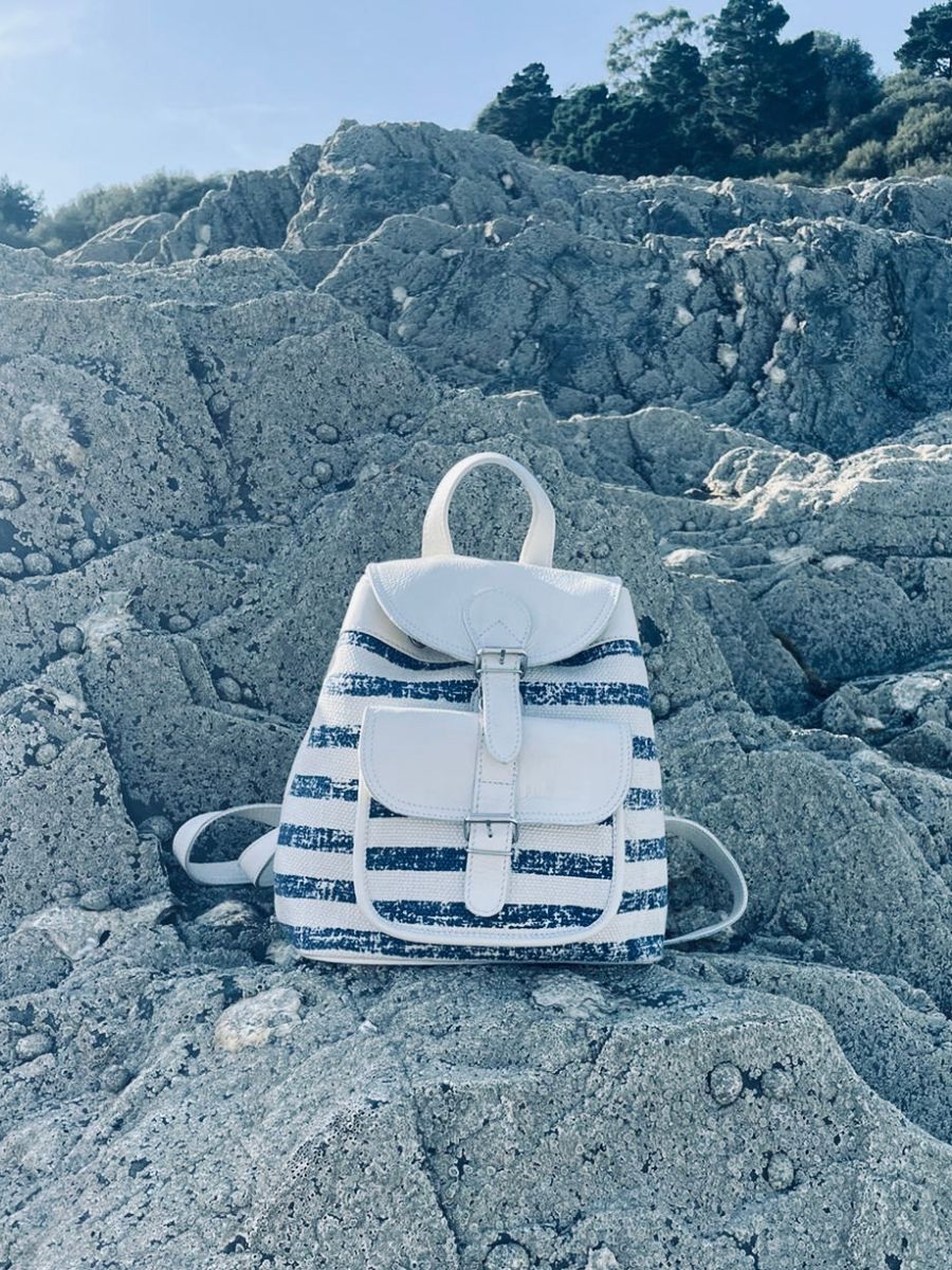 foto-trage-lederrucksack-dame-blau-weiß-lebaroudeur-côte-ouest-mariniere-paul-marius-m40-cnv-blu-w