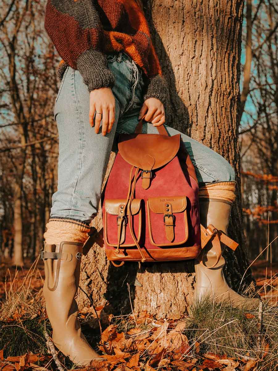 Foto-Trage-Rucksack-aus-Leder-braun-violett-LeChampêtre-Pampa-natur-trauben-paul-marius-m36-ol-dr