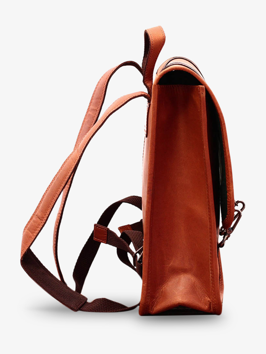 Foto-Seitenansicht-Rucksack-aus-braunem-Leder-LeCoursier-naturbelassen-Paul-Marius-M03-L