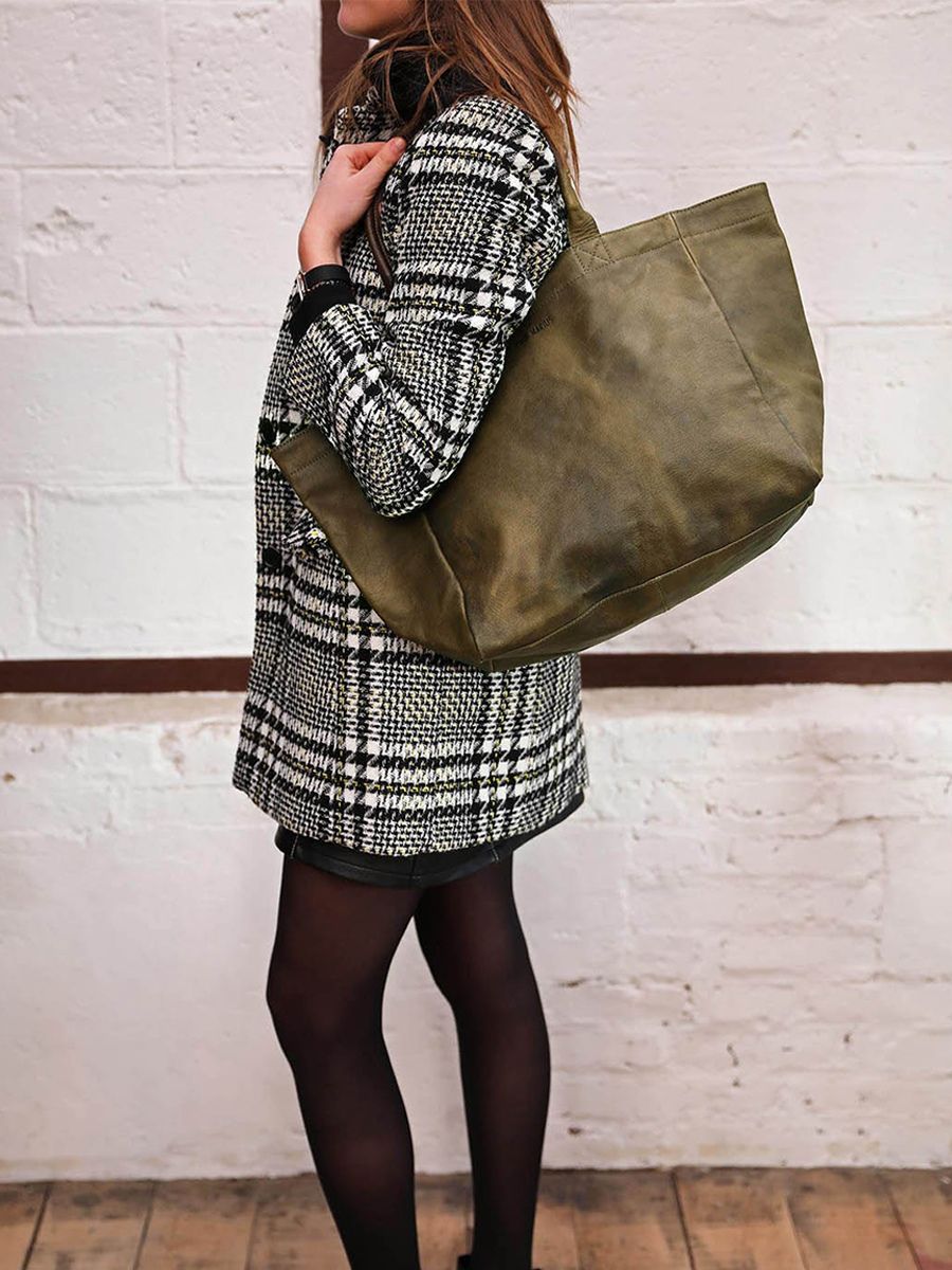 Foto-Seitenansicht-Einkaufstasche-Leder-Damen-Paul Marius-Kaki-MonPartenaire-M-Kaki-Öl-Paul Marius-M300M-OK