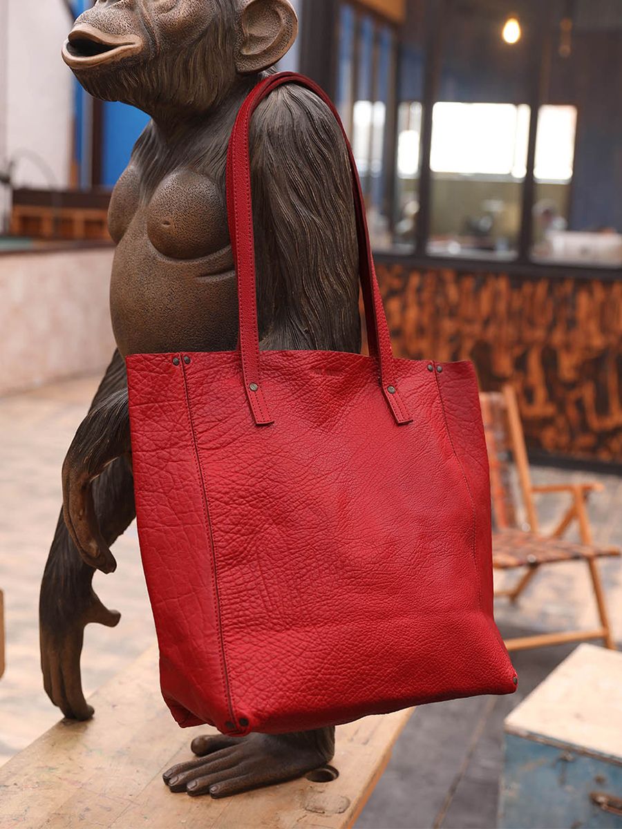 Foto-Seitenansicht-Ledertasche-für-Damen-rot-Leffronté-L-karminrot-Paul-Marius-W11-R