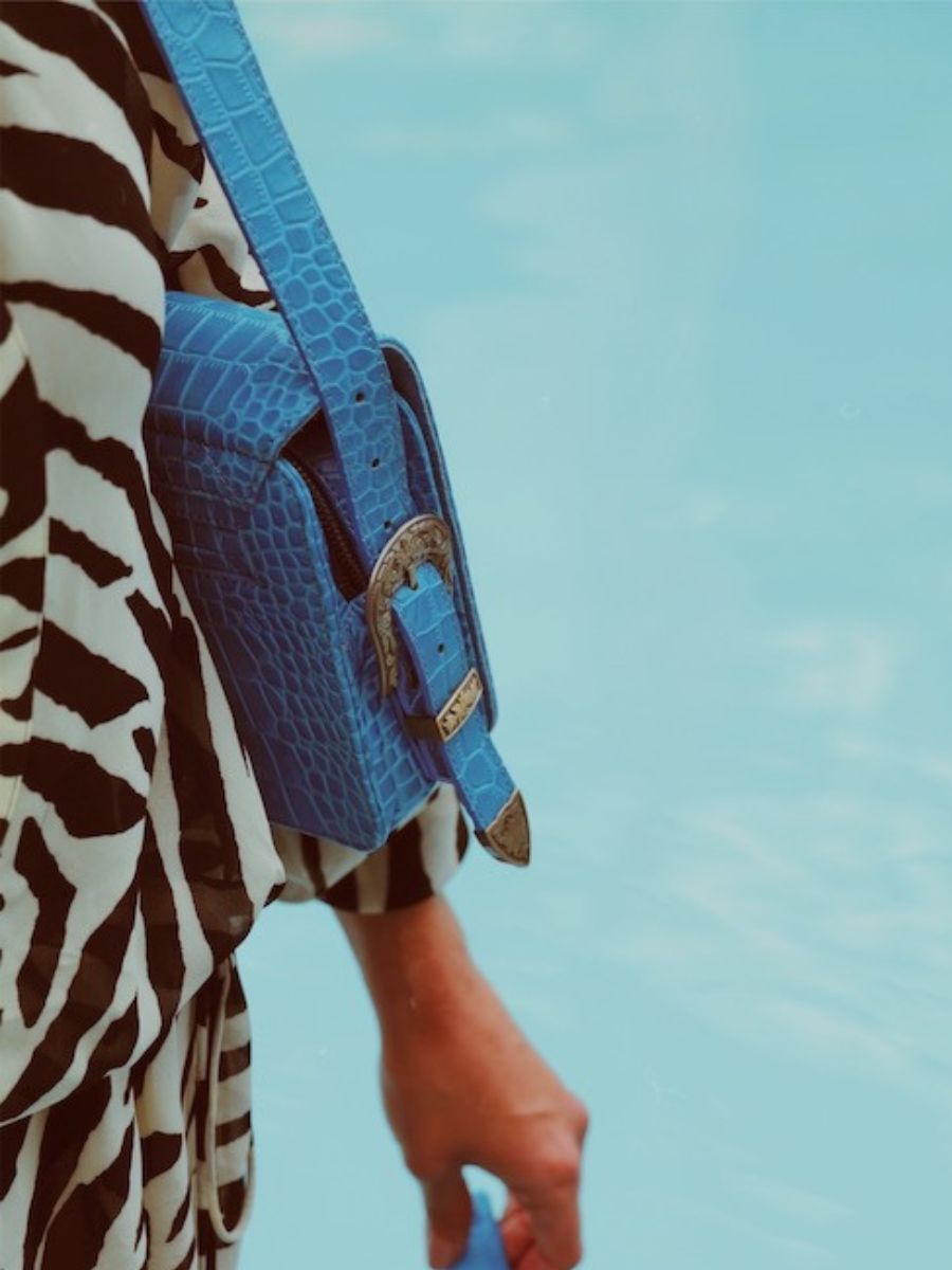 Foto-Material-Umhängetasche-Leder-Damen-blau-lebaguette-alligator-cocktail-topaz-paul-marius-w29-a-blu