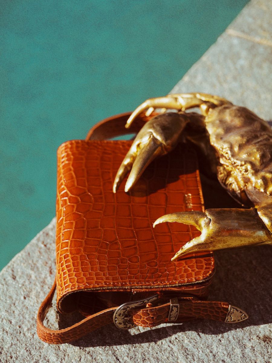 foto-trage-umhängetasche-leder-damen-braun-lebaguette-alligator-cocktail-amber-paul-marius-w29-a-l