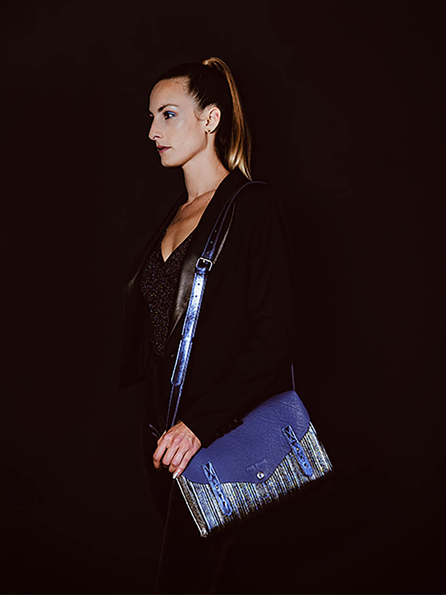 Foto-Rückansicht-Umhängetasche-Leder-Damen-lindispensable-cosmos-paul-marius-w08-cs