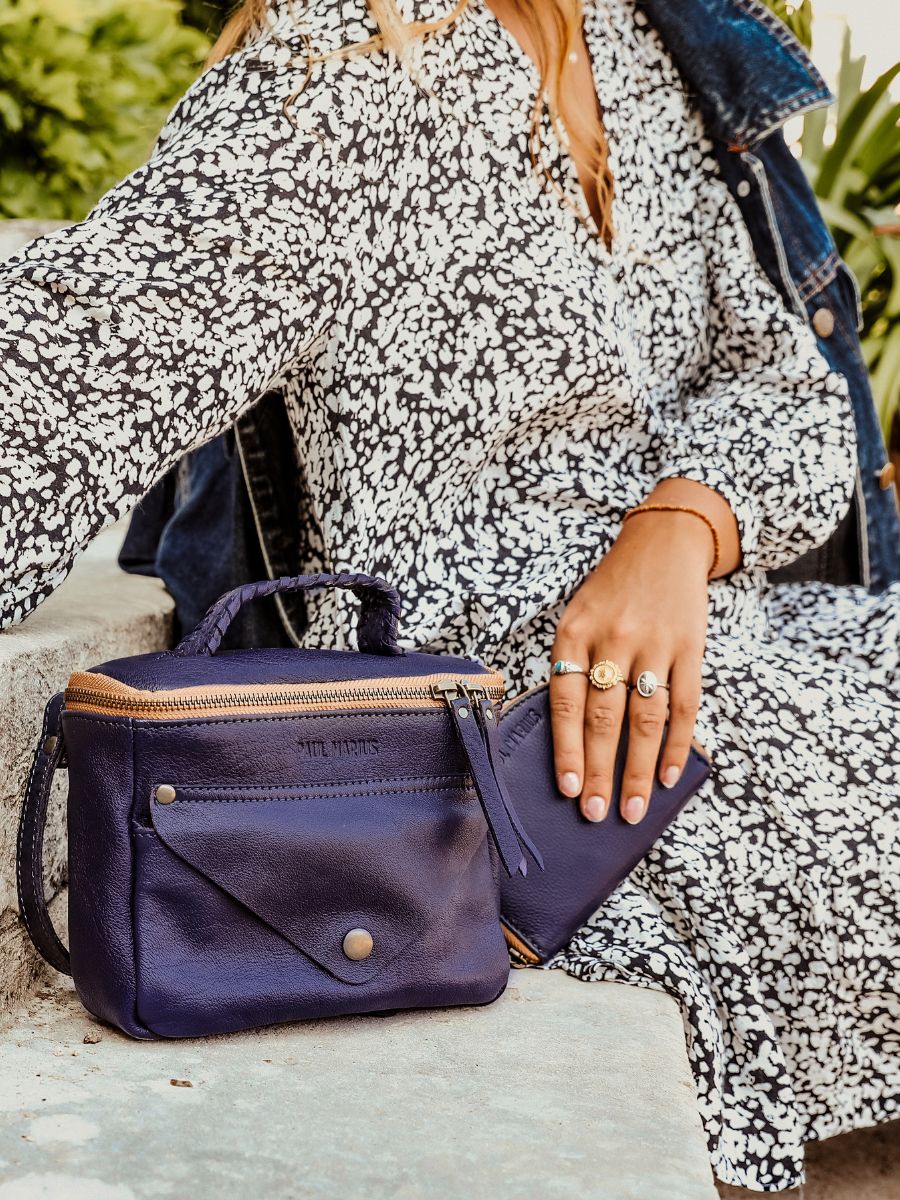 foto-tragetasche-umhängetasche-leder-damen-blau-legavroche-neuauflage-ägyptisch-blau-paul-marius-w26-egb