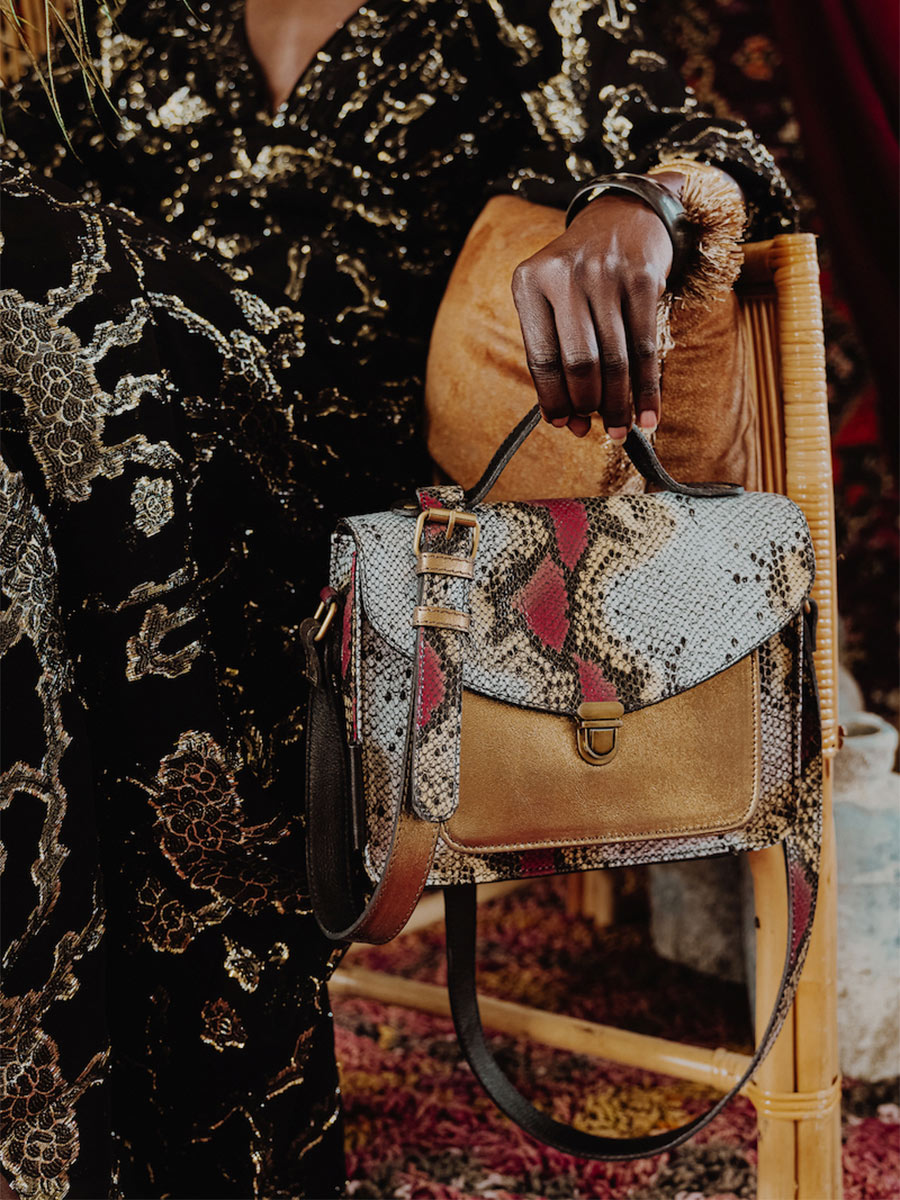 Foto-Seitenansicht-Umhängetasche-Leder-Damen-Mademoiselle-George-Byzance-Paul-Marius-W05-Byz