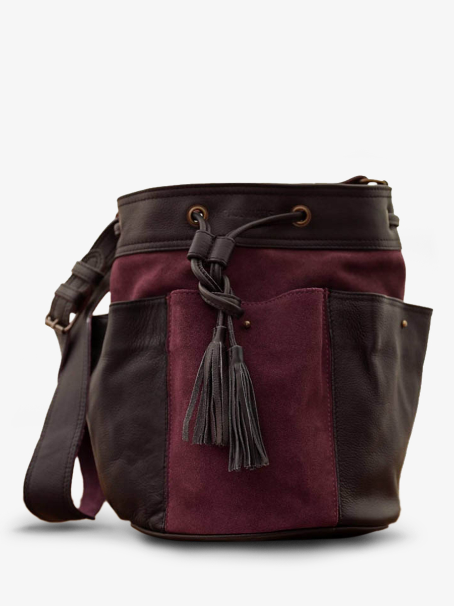 foto-seitenansicht-umhängetasche-leder-damen-schwarz-fleur-schwarz-pflaume-paul-marius-w10-b-p