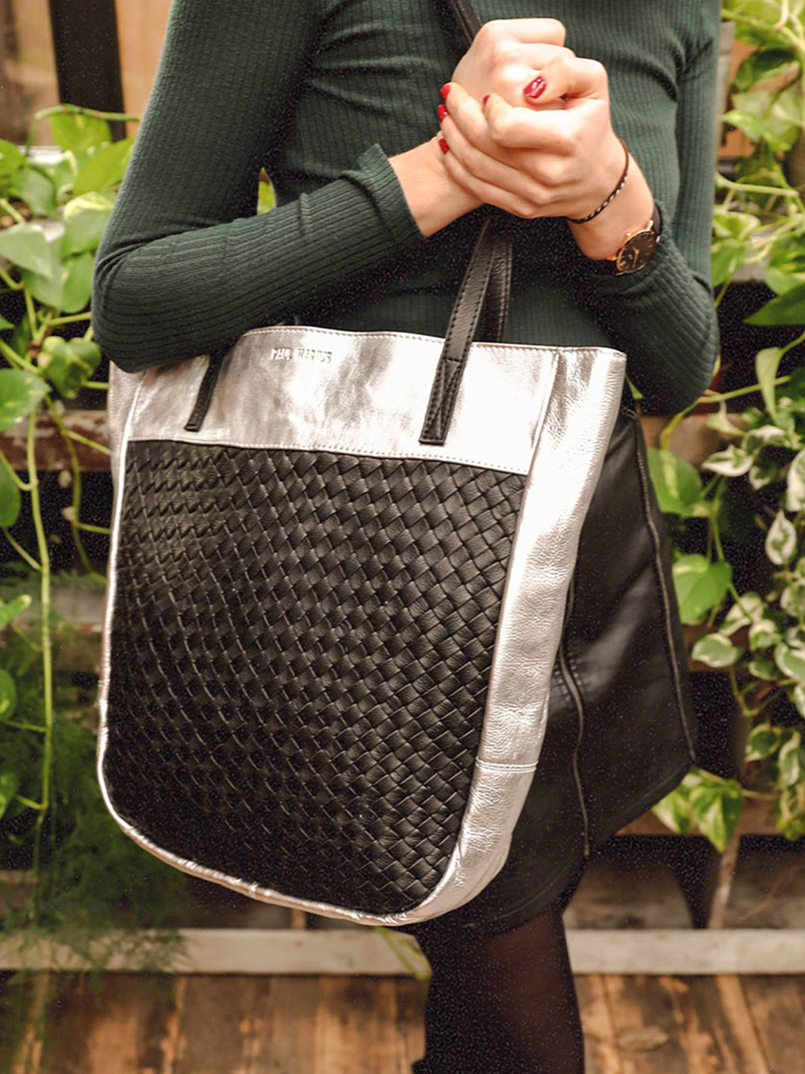 Foto-Tragetasche-Damen-Leder-silber-schwarz-LeComplice-silber-schwarz-Paul-Marius-W21-S-B