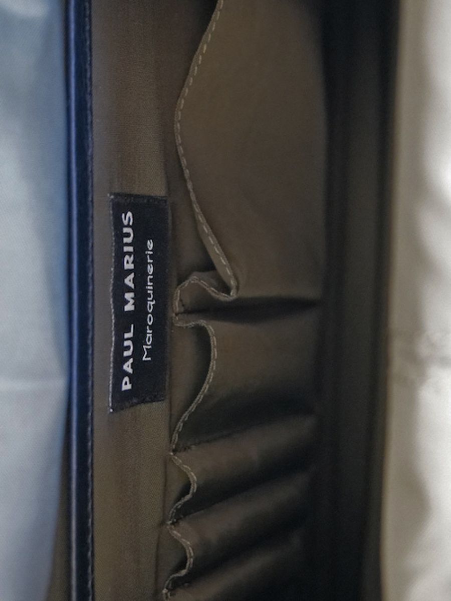 Foto-Innenansicht-Motorradtasche-aus-schwarzem-Leder-LeNomade-M-schwarz-geölt-Paul-Marius-M100M-obl