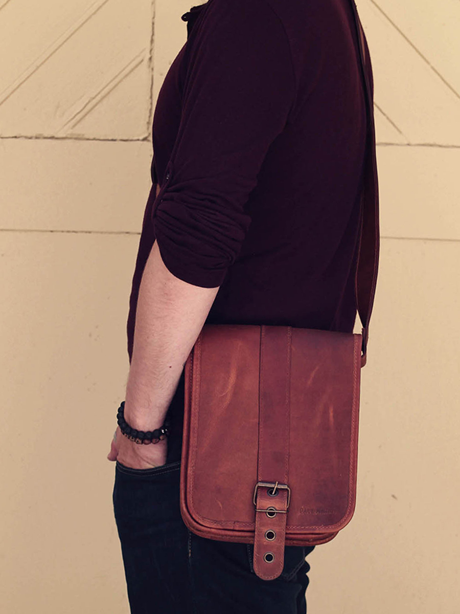 photo-portee-sacoche-homme-cuir-marron-lepoinçonneur-naturel-paul-marius-m20-l
